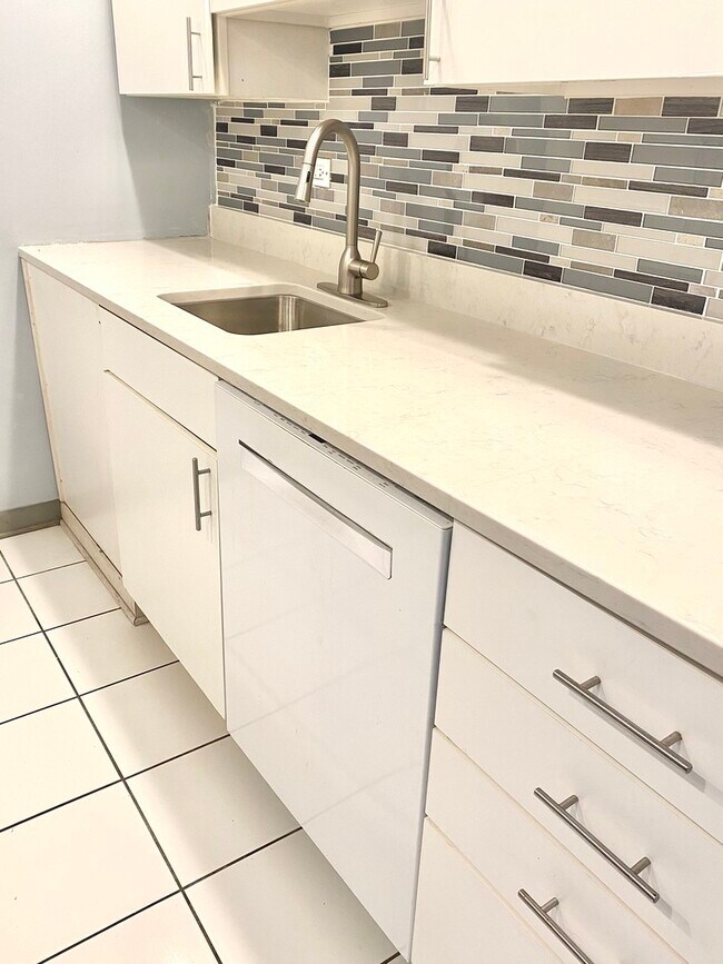 Foto del edificio - 2740 N Pine Grove Ave