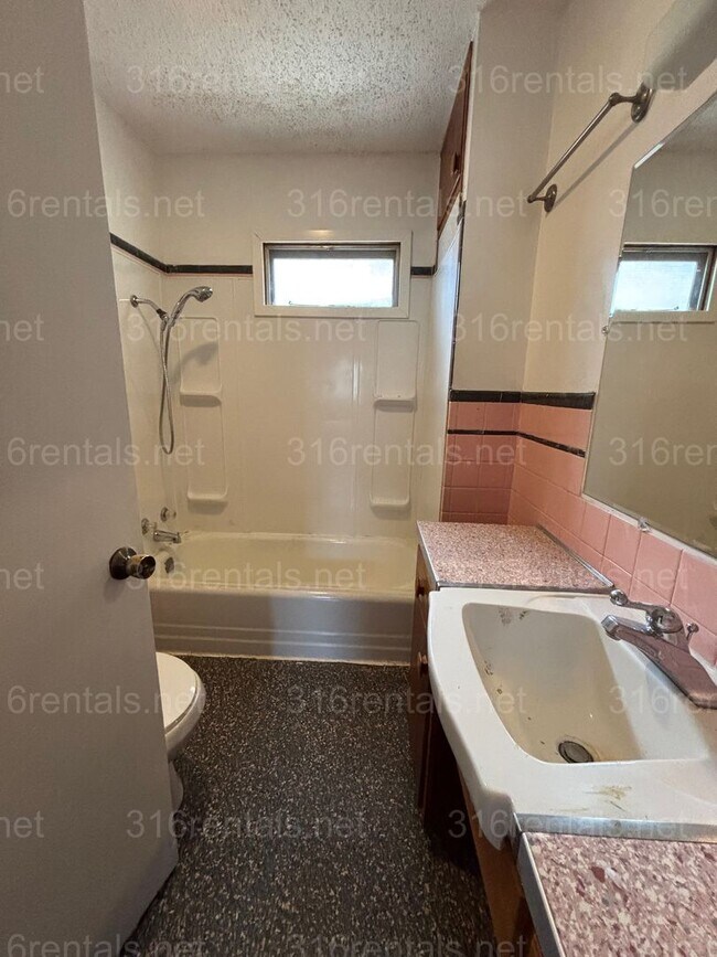 Foto del edificio - Two bedroom one bath house available now