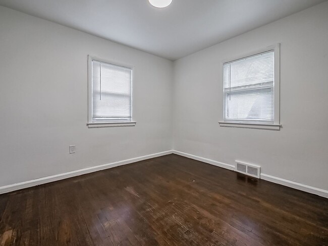 Building Photo - Welcome to this beautiful 2 bedroom, 1 bat...