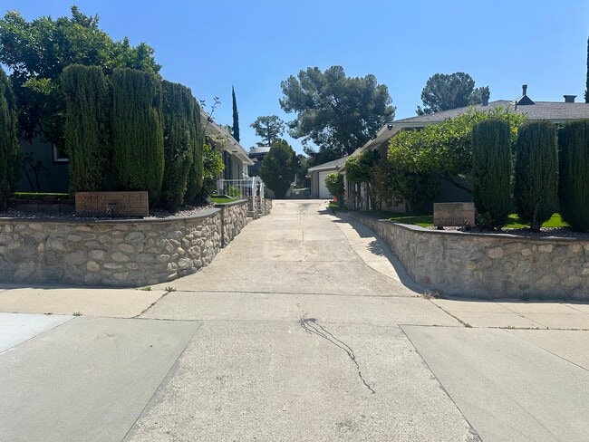 Building Photo - 2449 Florencita Dr W