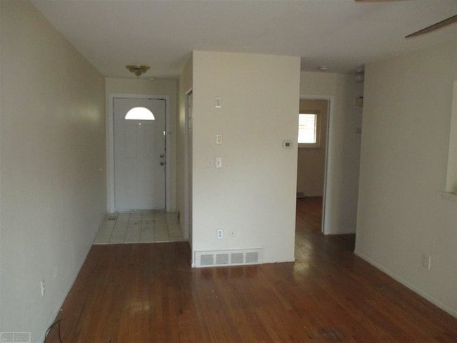 Building Photo - 101 S Christine Cir