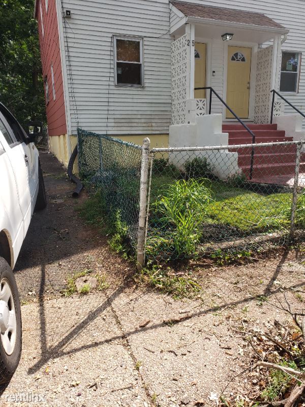 Building Photo - 3 br, 1 bath Townhome - 25 1/2 Evergreen Ave