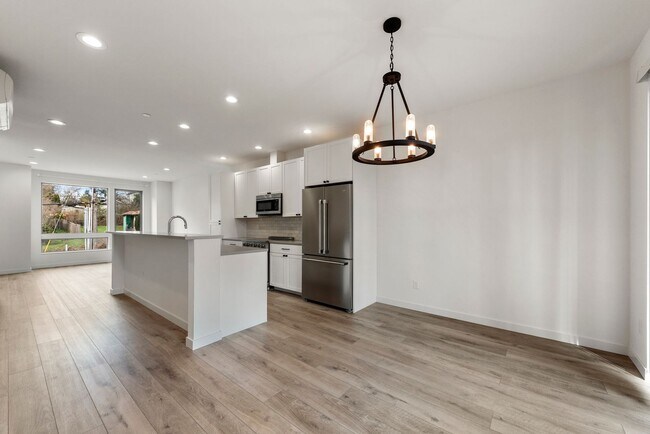 Foto del edificio - Modern 3 Bed 3.5 Bath Townhome with Garage, Balcony and Fenced Yard Near Light Rail