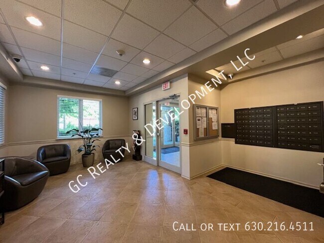 Building Photo - ***DES PLAINES - STONE GATE / 2 BDRM - 2 B...