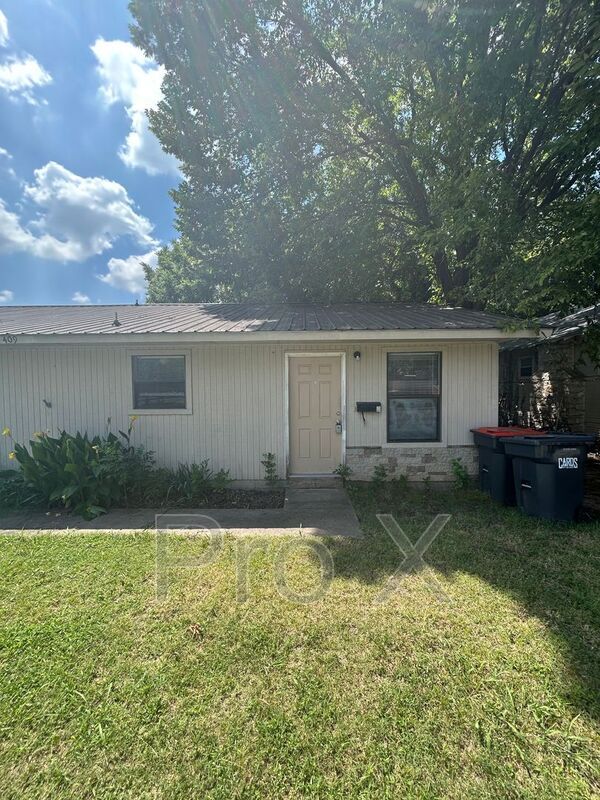 Primary Photo - 409 W Johnson Ave