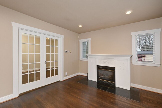 Building Photo - Charming 3 Bedroom/2 Bath Craftsman Home for Lease in Phinney/Greenlake