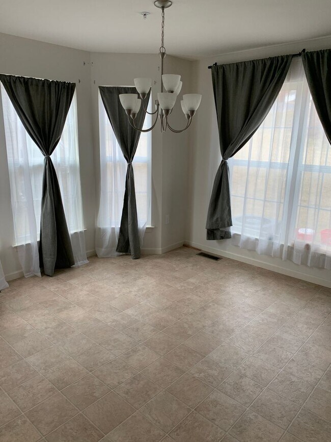 Building Photo - Spacious townhome located in The Gates ava...