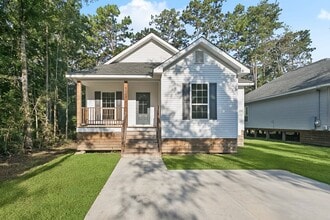 Building Photo - 4247 Holly Dr
