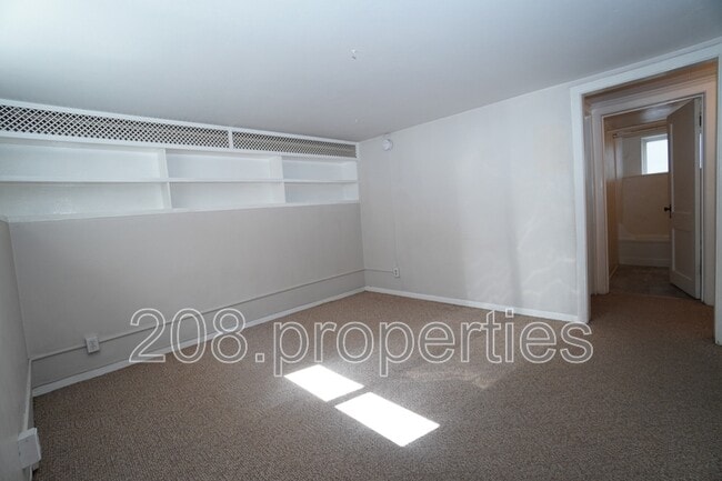Building Photo - 2506 Woodlawn Ave