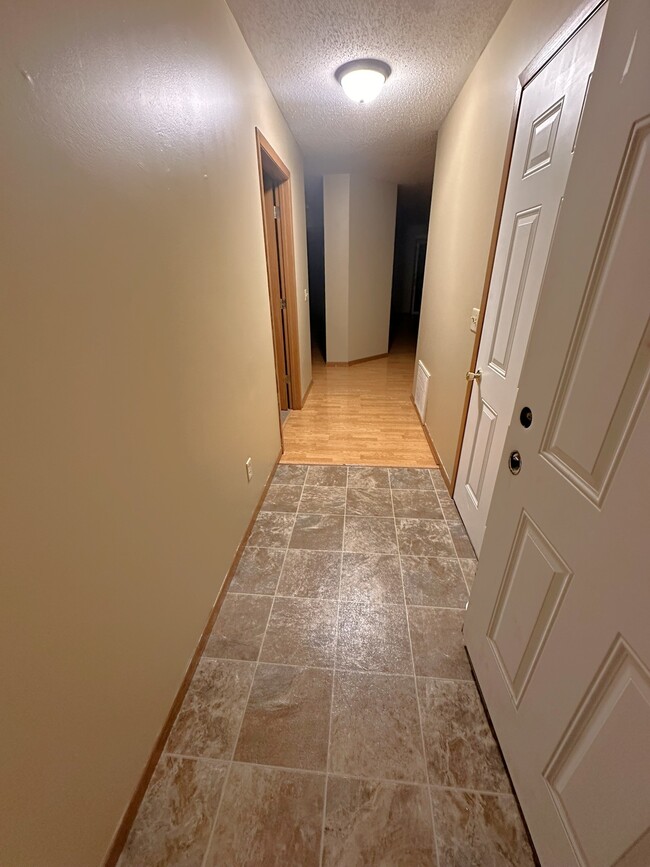 Building Photo - 831 Highview Dr