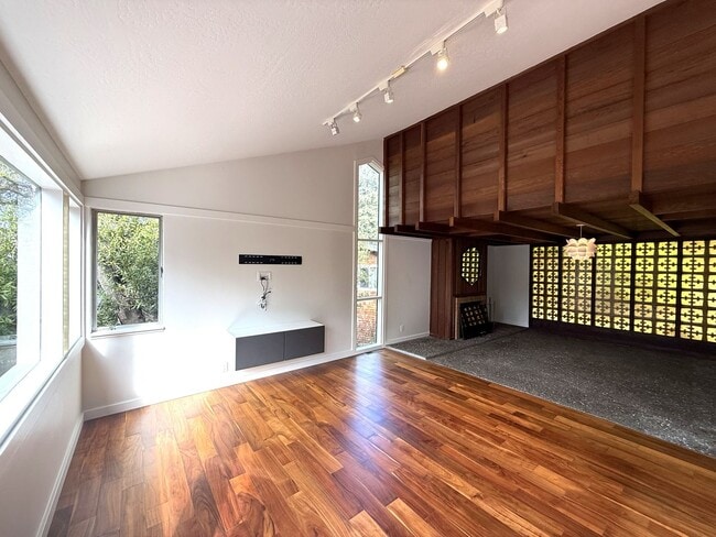 Foto del edificio - STUNNING THREE BEDROOM TWO BATH MODERNIST ...