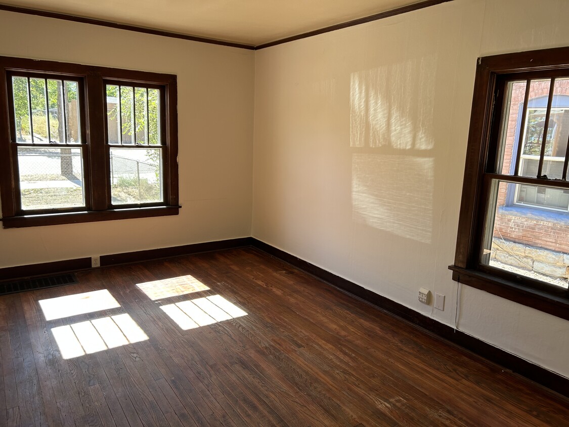 Building Photo - 215 Midway Ave