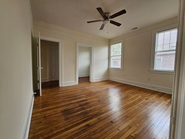 Building Photo - 515 E 49th St