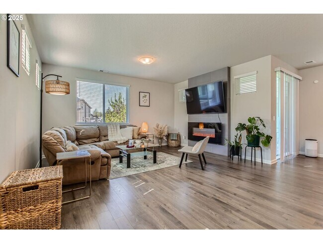 Building Photo - Modern Comfort in Happy Valley – 3BD/2.5BA...
