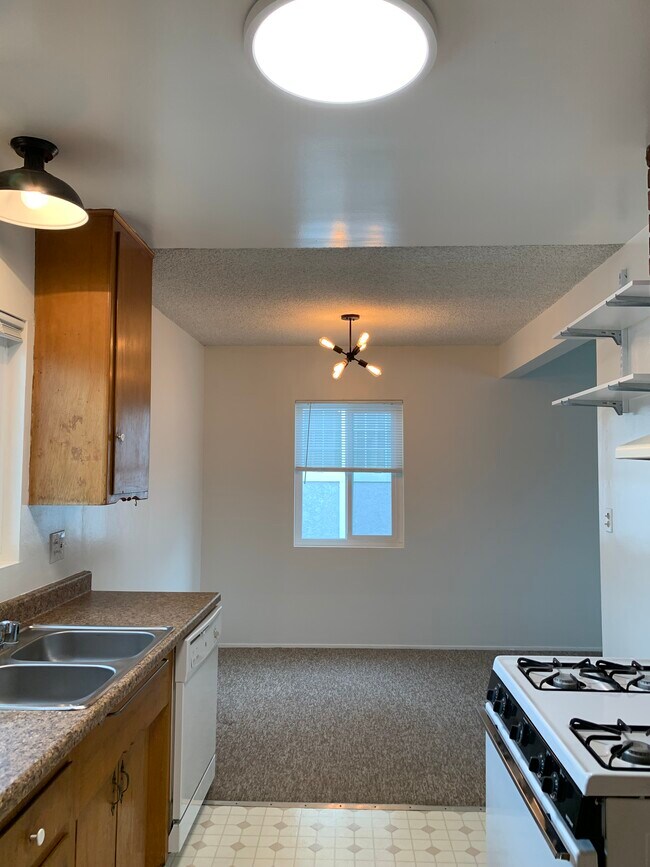 Separate dining area - 2520 Carnegie Ln