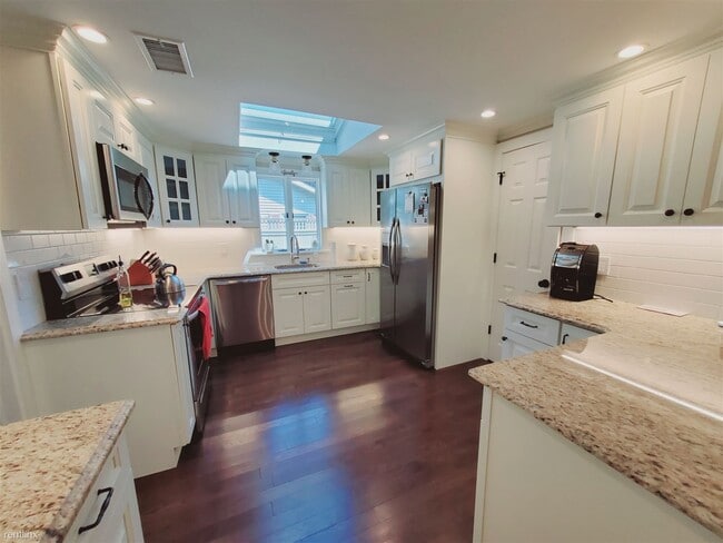 Building Photo - 3 br, 2.5 bath House - 16 Davenport Ave
