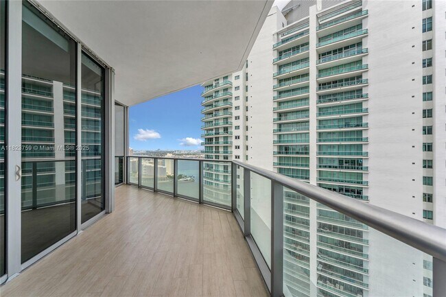 Building Photo - 1300 Brickell Bay Dr