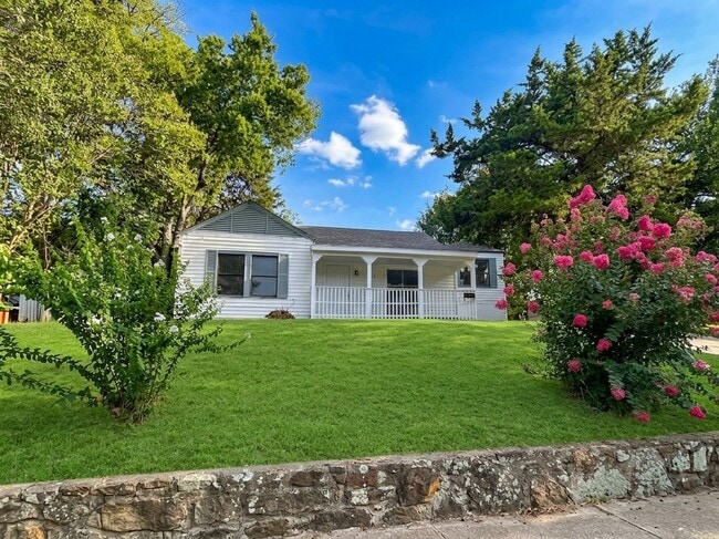 Building Photo - 314 W Clarendon Dr