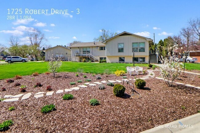 Building Photo - Two Bedroom Apt with Pool and Garage