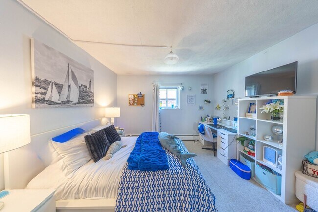 Building Photo - 2-bed top floor SEPT pet friendly with 2-P...