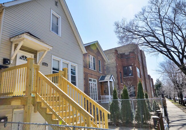 Foto del edificio - 3047 N Troy St