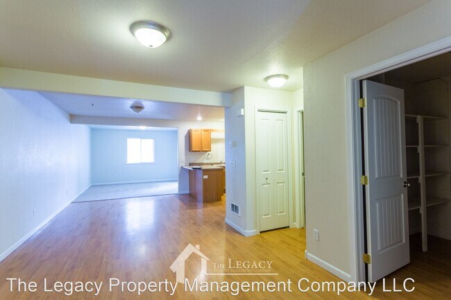 Building Photo - 3 br, 2.5 bath House - 2413 Farnum