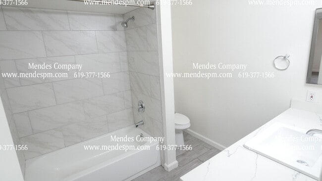 Building Photo - Spacious 2 BD/1 BA in Oak Park