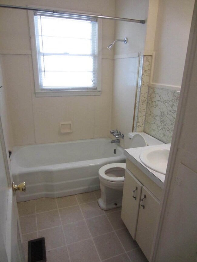 Foto del edificio - 3 Bedroom/1 Bath Home