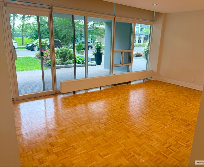 Photo du bâtiment - RENOVATED Bachelor with 1 Bath in PRIME ETOBICOKE - Royal York Gardens