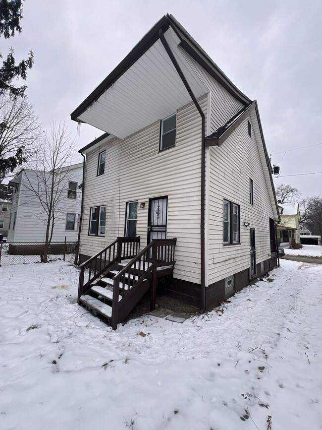 Building Photo - Section 8 Accepted: Affordable 3 Bed, 1 Ba...