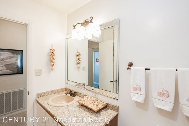 Building Photo - 1 br, 1 bath House - 5707 Ocean Front Avenue