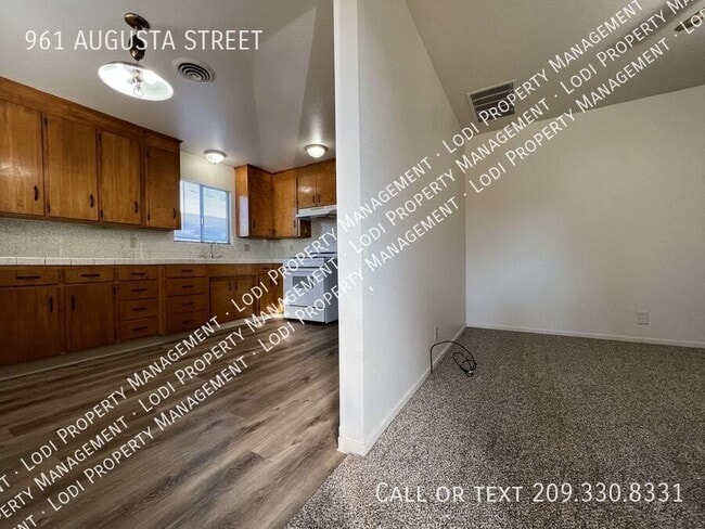 Building Photo - 961 E Augusta St