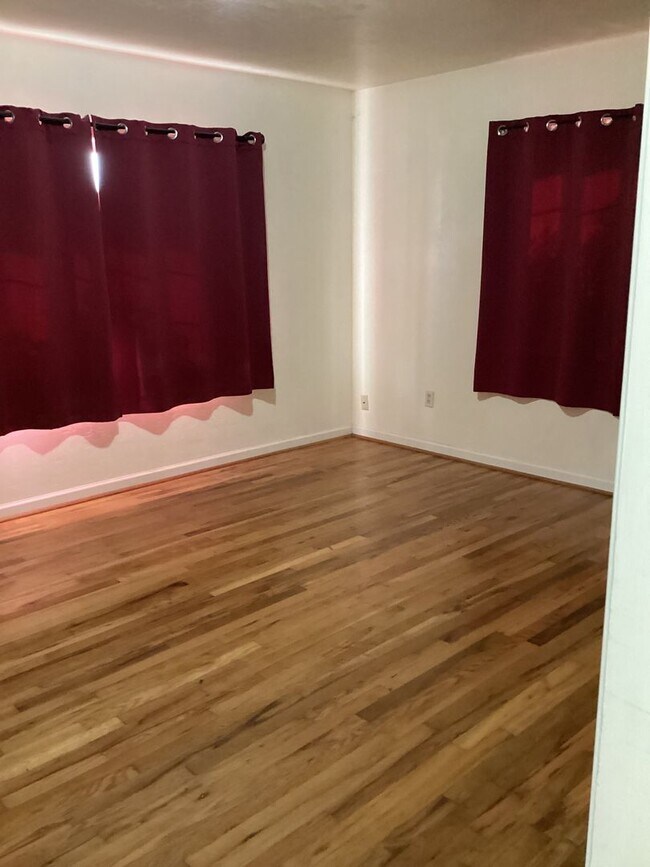 Foto del edificio - Cute 3 bedroom 2 bath with large fenced yard