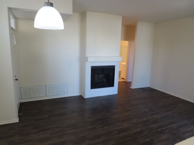 Foto del edificio - Two Bedroom, Two Bath Condo in Mira Mesa