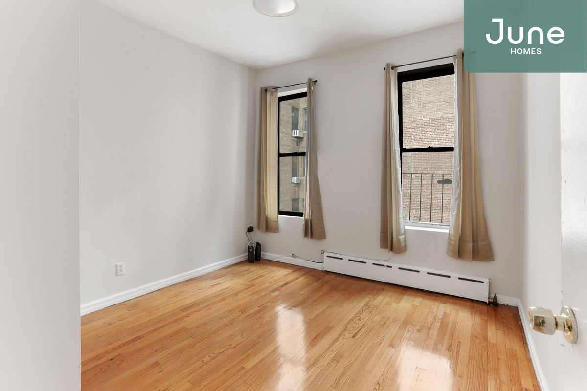 Foto principal - ROOM ONLY in 3-bed/1.0-bath Home