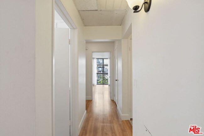 Building Photo - 10747 Wilshire Blvd