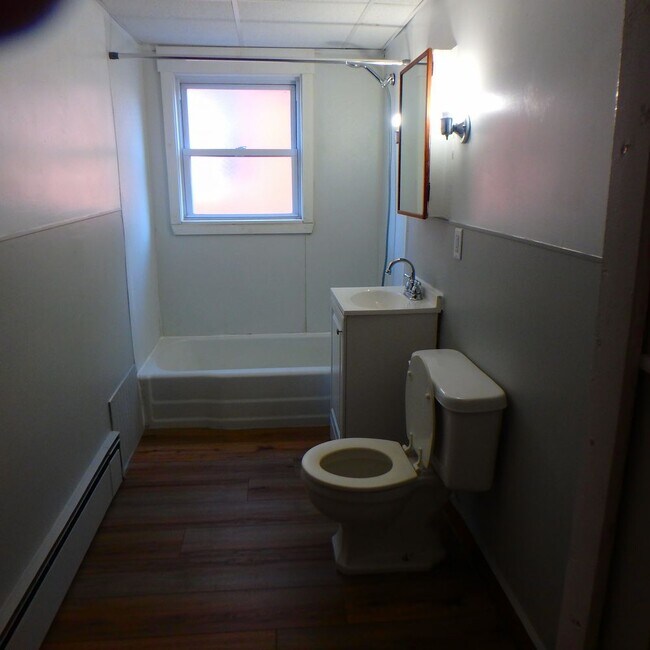 Building Photo - 38 College st - 3