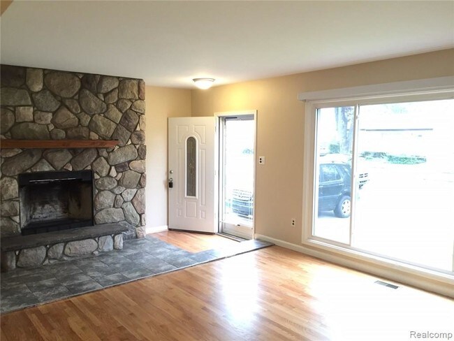 Building Photo - 894 Bernie Ln