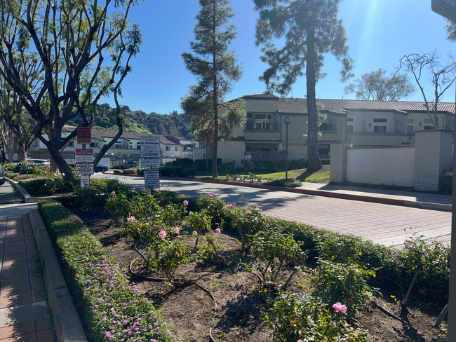 Building Photo - 8 Town and Country Rd