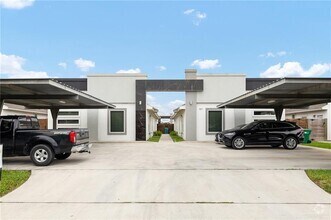 Building Photo - 907 W Carmel Ave