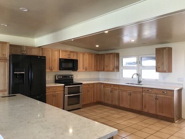 Building Photo - Spacious upstairs unit in duplex, 3 bedroo...