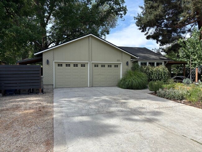 Foto del edificio - 3511 N Barberry Dr