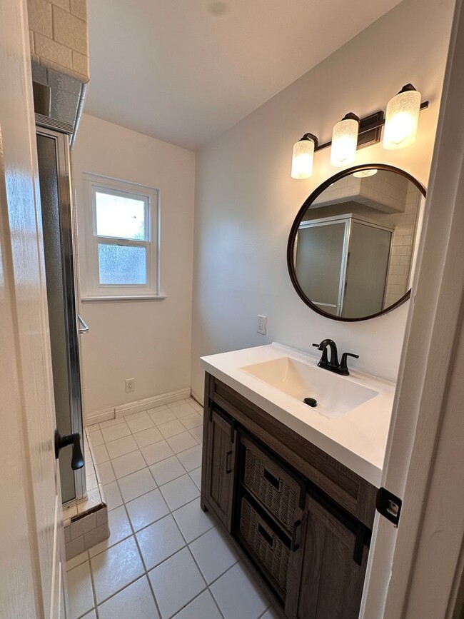 Building Photo - Beautiful 3BR/2BA Home with Large Backyard...