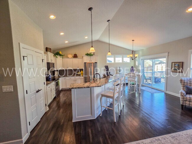 Building Photo - 3 Bed 3 Car Home in Adel