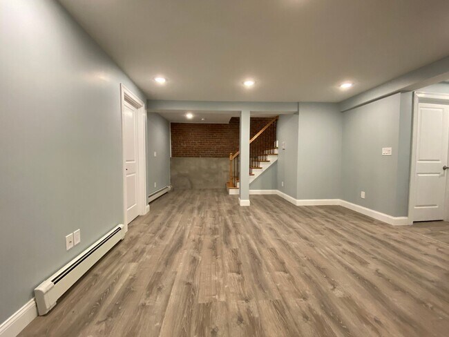 Foto del edificio - Gut Renovated Garden Level 4 Bed/2 Bath on Kelton St in Allston