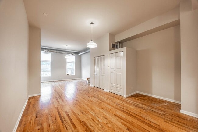 Building Photo - 1534 N Milwaukee Ave