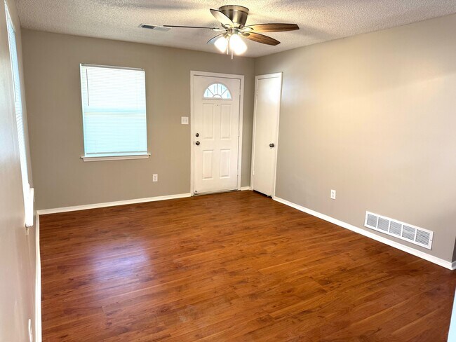 Foto del edificio - 6475 Yorkshire Rd