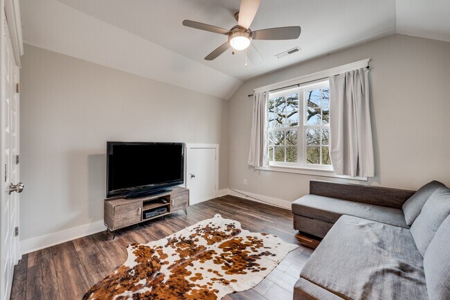 Foto del edificio - 721 Jones Park Ct