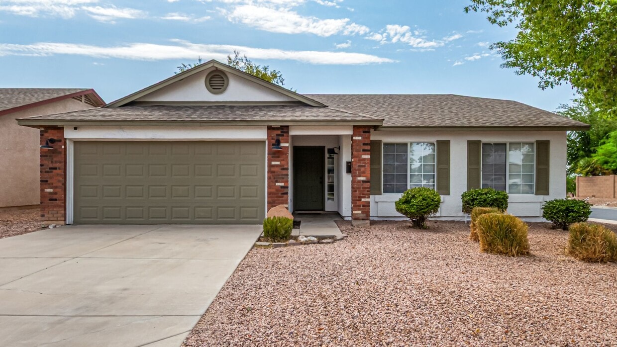 Primary Photo - 3 Bedroom / 2 Bath Farmhouse Charmer in Sa...