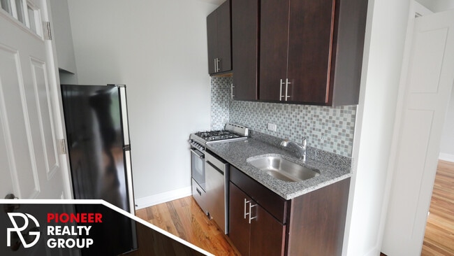 Building Photo - 907 W George St